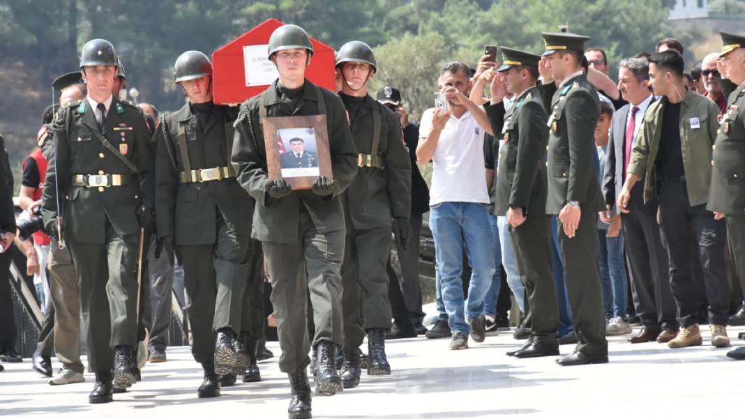 Pençe şehidi son yolculuğuna uğurlandı... Babaya son bakış 2